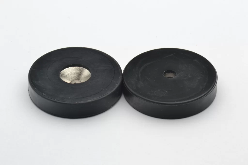 Neodym Holding Rubber Magnet with Srew Hole D21,5 x d7,2/3,6 x 6,5 / N42 - NdFeB
